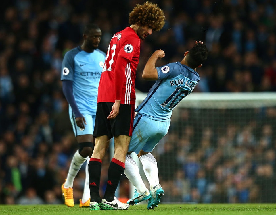 Cổ động viên MU nổi điên, đòi bán “tội đồ” Fellaini - 1 Fellaini thiết đầu công với Aguero