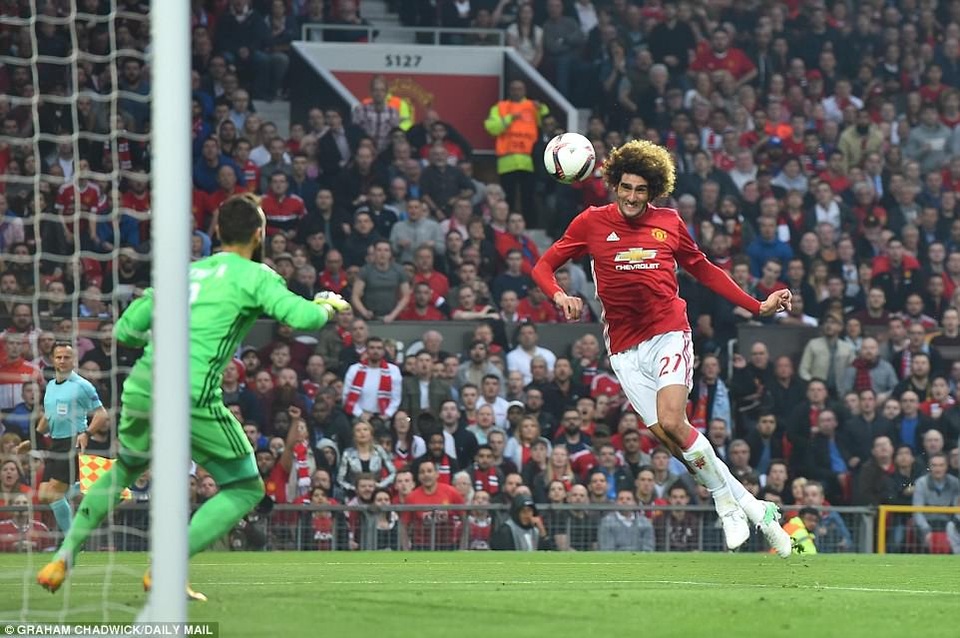 Hòa thót tim trước Celta Vigo, MU vào chung kết Europa League - 1
Fellaini (phải) đánh đầu mở tỉ số ở phút 17