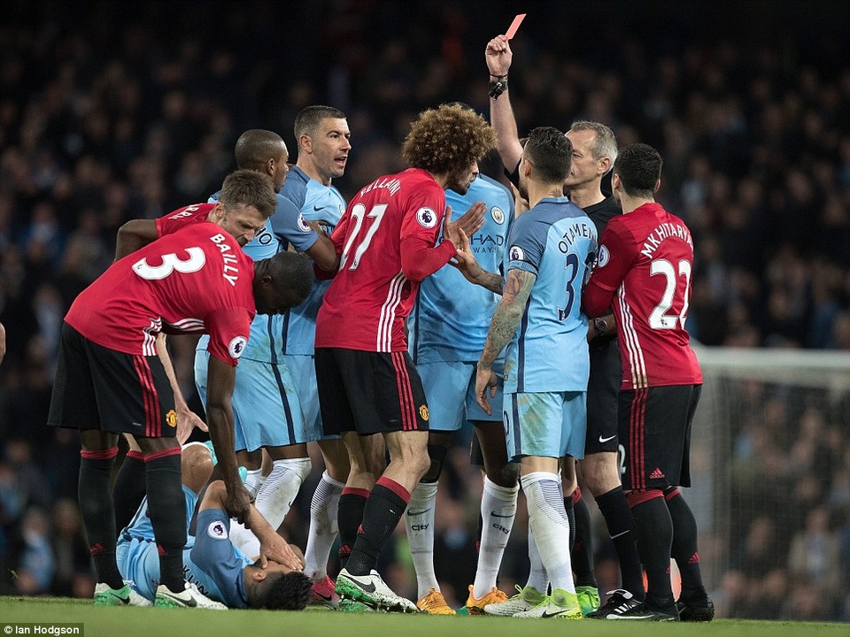 Xem lại tình huống "thiết đầu công" của Fellaini với Augero - 1
Fellaini nhận thẻ đỏ sau cú thiết đầu công với Aguero
