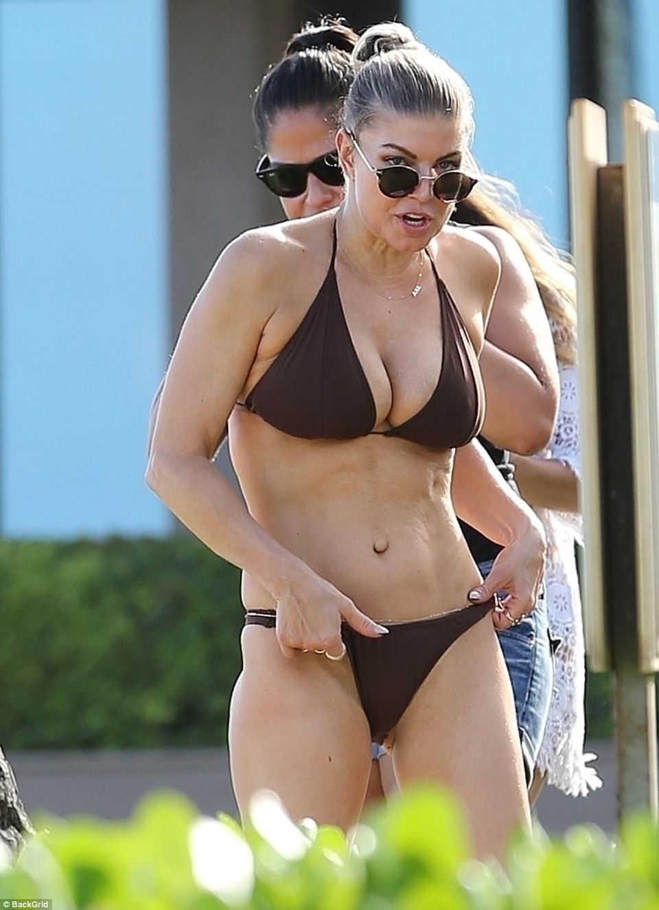 Nữ ca sĩ 42 tuổi Fergie tung tăng với bikini nhỏ xíu trên biển - 12