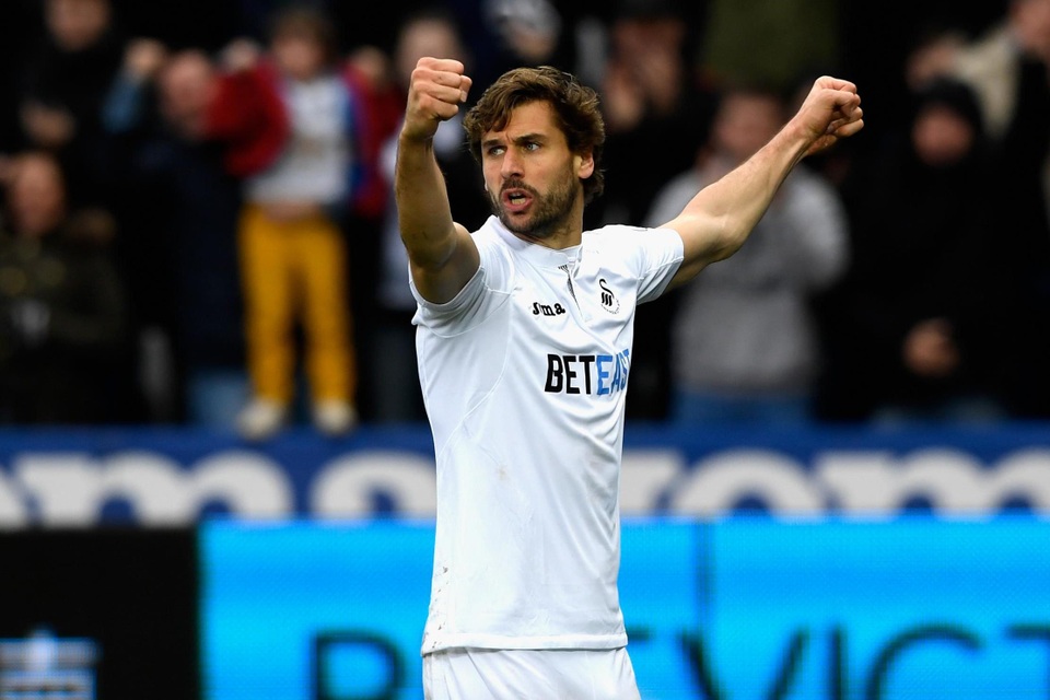 Vào phút cuối, Tottenham đã thực hiện cú “lật kèo” ngoạn mục khi “cướp” Llorente từ tay của Chelsea (CLB được cho là ở rất gần với chân sút người Tây Ban Nha). Để hoàn tất vụ này, Spurs đã phải trả 15 triệu bảng cho Swansea.