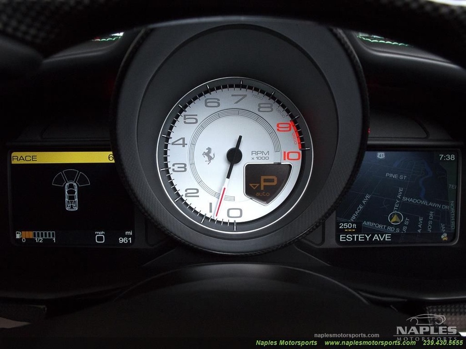Mất bao nhiêu tiền để đổi màu sơn siêu xe Ferrari chính hãng? - 8
Đồng hồ công-tơ-mét mới chỉ 961 dặm (khoảng 1.596 km)