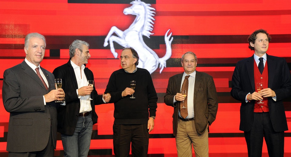 2016 - Năm thay "tướng" của làng siêu xe - 1 Từ trái sang: phó chủ tịch Piero Ferrari, trưởng đội đua Maurizio Arrivabene, chủ tịch Sergio Marchionne, cựu CEO Amedeo Felisa, và chủ tịch FCA John Elkann