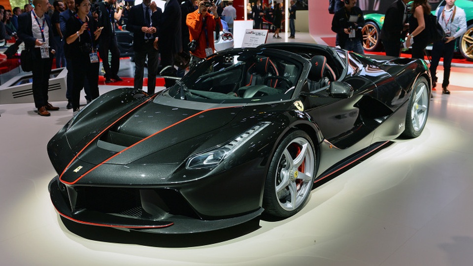 Vì sao Ferrari từ chối bán xe cho một tỷ phú? - 2
Siêu xe LaFerrari Aperta phiên bản mui trần sử dụng động vơ V12, có giá bán 2,2 triệu USD tại Mỹ, và chỉ có 200 chiếc được sản xuất.