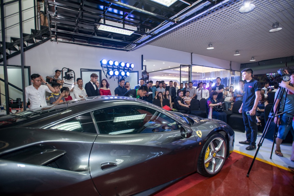 Dàn siêu xe tụ hội tại khu phức hợp chăm sóc xe hiện đại bậc nhất Hà Nội - 7
Ferrari 488 GTB