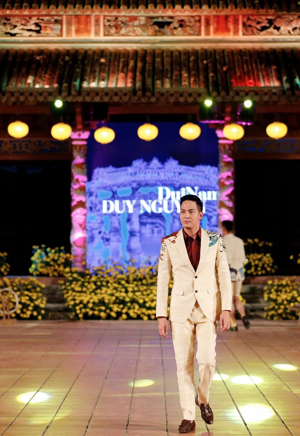 Nhìn lại khoảnh khắc tỏa sáng của dàn Hoa hậu, mỹ nam - 7 Mister lịch lãm Vũ Duy Hưng tiếp tục gây ấn tượng tại cuộc thi Mister Việt Nam 2010. Hiện anh đang là một tiếp viên hàng không và đã xa rời sàn catwalk. Vũ Duy Hưng nhận lời tham gia trình diễn vì kính trọng và yêu mến NTK Minh Hạnh.