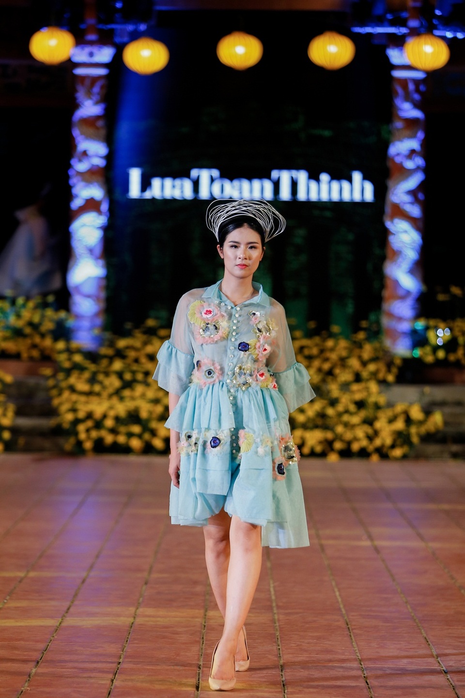 Nhìn lại khoảnh khắc tỏa sáng của dàn Hoa hậu, mỹ nam - 2 Hoa hậu Ngọc Hân vừa là NTK, vừa là người mẫu tham gia trình diễn.