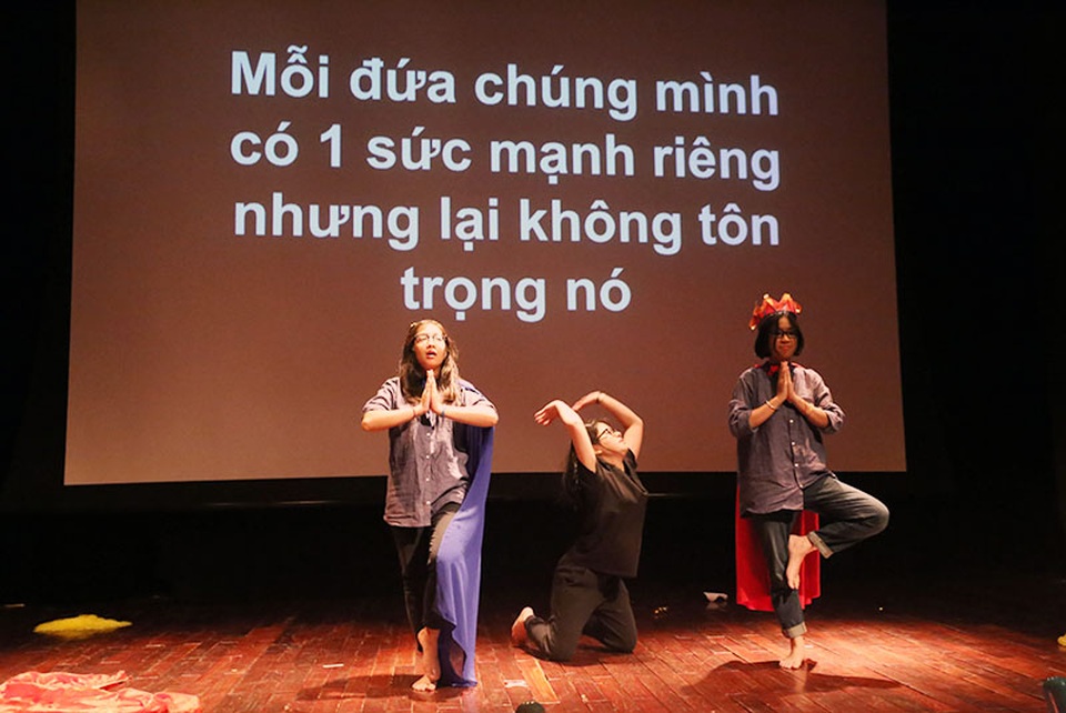 Sinh viên đọ tài kiến thức lễ hội Pháp ngữ - 5
Đội thi Pura Vida đến từ ĐH Ngoại Thương hóa thân vào thần Mặt trời và thần sông Nil – Ai Cập, cùng nhau bảo vệ đất nước mình.