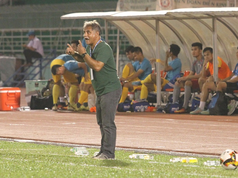 HLV Alain Fiard chia tay CLB TPHCM trước khi V-League kết thúc chỉ ít vòng đấu (ảnh: Trọng Vũ)