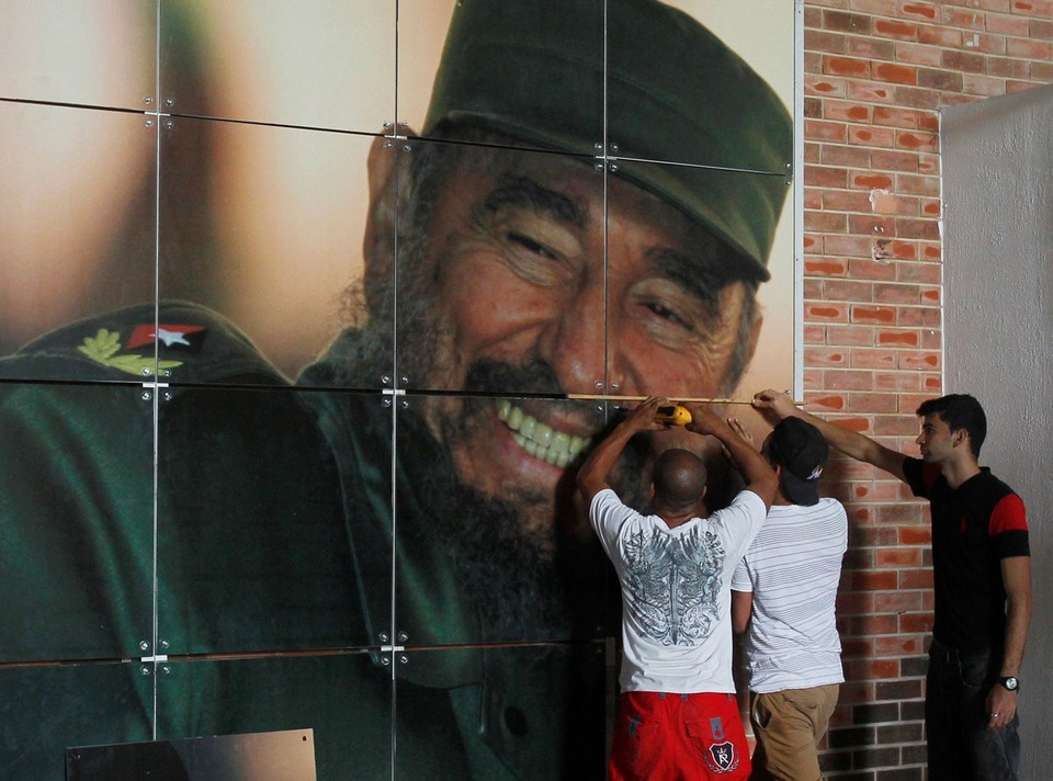 Cuba long trọng tưởng nhớ 1 năm ngày mất lãnh tụ Fidel Castro - 1
Một năm sau khi cố lãnh đao Fidel Castro qua đời ở tuổi 90, Cuba đã thực hiện đúng mong muốn của ông: không dùng tên ông đặt tên đường xá, công trình, quảng trường và không dựng tượng đài của ông. Tuy nhiên, cái tên Fidel Castro luôn sống mãi trong lòng mỗi người Cuba. Truyền thông nước này mỗi ngày đều gợi nhắc lại những kỉ niệm, thành tựu, bài phát biểu và bài viết của vị lãnh tụ vĩ đại. Trong ảnh: người dân Cuba trang hoàng phố xá chuẩn bị lễ tưởng niệm lãnh tụ Fidel Castro. (Ảnh: Twitter)