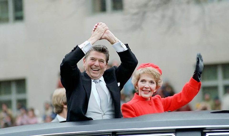 Các đệ nhất phu nhân Mỹ mặc gì trong ngày tổng thống nhậm chức? - 5
Tổng thống Ronald Reagan và phu nhân Nancy vẫy tay chào mọi người trong lễ diễu hành nhậm chức tháng 1/1981. (Ảnh: Reuters)