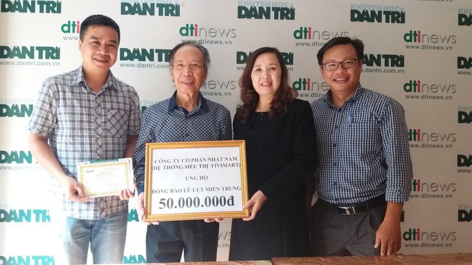 Hệ thống siêu thị Fivimart ủng hộ 50 triệu đồng tới đồng bào bị bão lụt miền Trung - 1
Bà Vũ Thị Hậu - trao số tiền 50.000.000 đồng tới quỹ Nhân Ái báo Dân trí để giúp đỡ đồng bào miền Trung khắc phục hậu quả do bão lũ