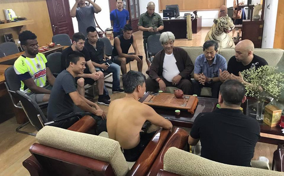 Cao thủ Vịnh Xuân Flores nói gì sau khi hạ gục võ sư Đoàn Bảo Châu? - 1
Võ sư Pierre Francois Flores khiêm nhường sau khi đánh bại võ sư Đoàn Bảo Châu