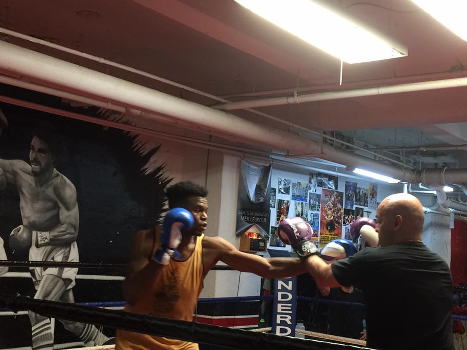 Võ sư Pierre Francois Flores (áo đen) tập luyện với VĐV quyền anh hạng nặng Sylvera-Jacques Louis