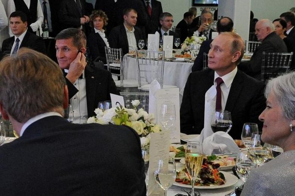 Ông Putin lên tiếng về mối quan hệ với cựu cố vấn an ninh quốc gia Mỹ - 1 Tổng thống Nga Vladimir Putin (thứ hai từ phải sang) ngồi cạnh cựu Cố vấn An ninh Quốc gia Mỹ Michael Flynn tại bữa tiệc tối ở Moscow năm 2015 (Ảnh: Reuters)
