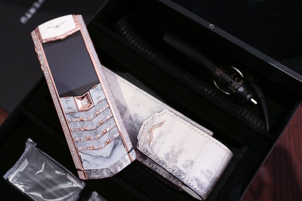 Bộ đôi Vertu Signature S đặc biệt về Việt Nam có giá lên đến 3 tỷ đồng - 6 Bộ đôi Vertu Signature S đặc biệt về Việt Nam có giá lên đến 3 tỷ đồng - 6