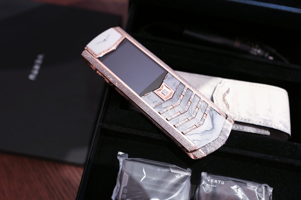 Bộ đôi Vertu Signature S đặc biệt về Việt Nam có giá lên đến 3 tỷ đồng - 5 Vertu Signature S “bản thửa” phiên bản dành cho nam trong bộ đôi này