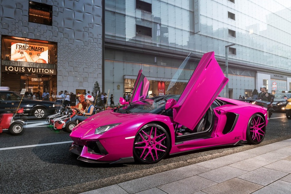 Lamborghini Aventador hồng rực rỡ trên phố - 2 Lamborghini Aventador hồng rực rỡ trên phố - 2