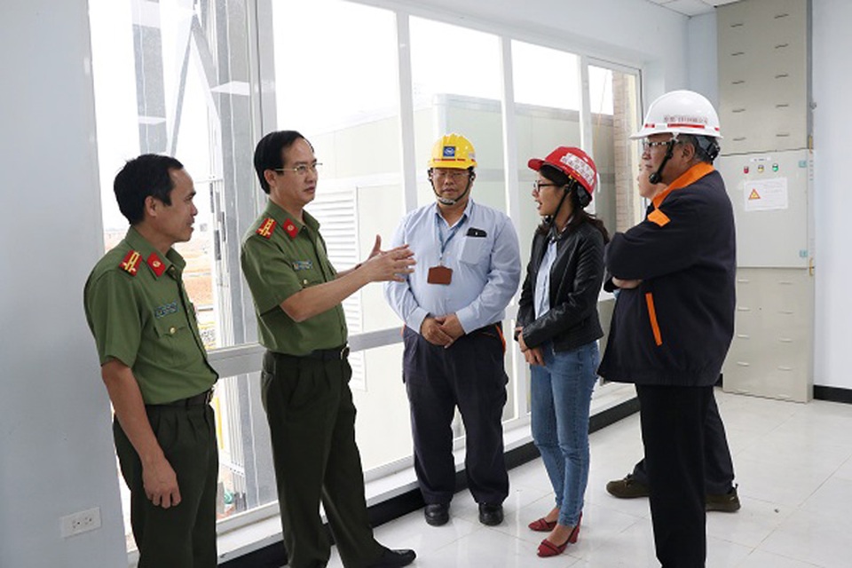 Buộc Formosa đảm bảo an toàn môi trường khi vận hành lò cao số 1 - 2 
Đại tá Lê Văn Sao - Giám đốc Công an Hà Tĩnh chỉ đạo các phương án bảo vệ ANTT trong khu vực Formosa.