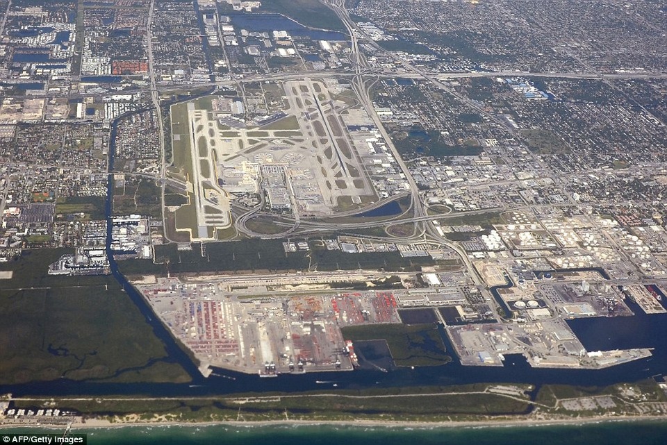 Sân bay Mỹ hỗn loạn như vùng chiến sự vì vụ xả súng - 21
Sân bay Fort Lauderdale, nơi xảy ra vụ xả súng, nhìn từ trên cao (Ảnh: DM)