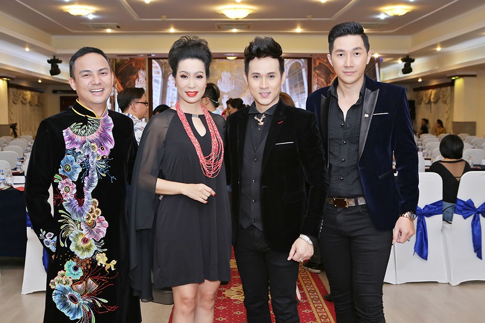 Nữ hoàng doanh nhân Việt Nam được cấp phép, chấp nhận thí sinh “dao kéo”? - 1 Á hậu Trịnh Kim Chi, ca sĩ Nguyên Vũ là 2 trong số những giám khảo của cuộc thi.