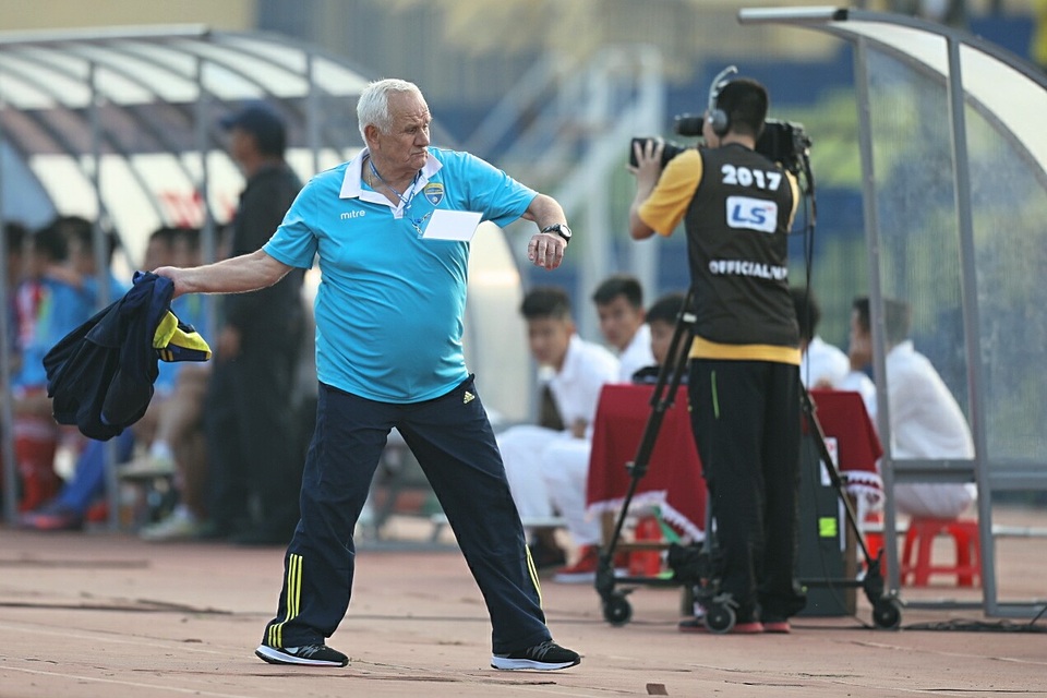 
HLV Petrovic tức giận với các học trò - Ảnh: Gia Hưng
