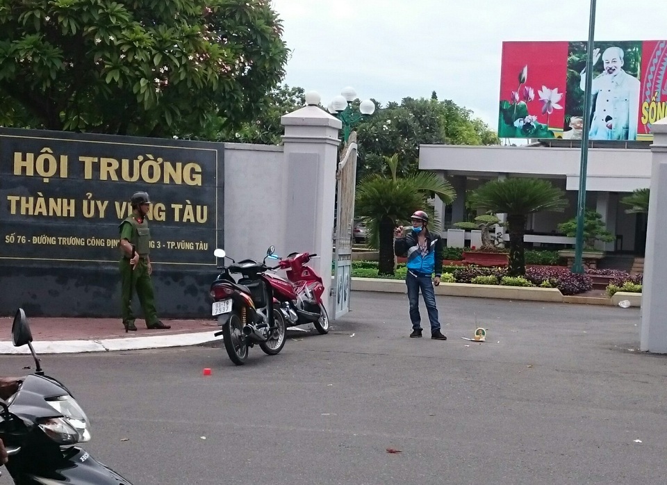 Bắt đối tượng ném bom xăng vào Hội trường Thành ủy Vũng Tàu - 1 Thanh niên cầm mã tấu cố thủ trước cổng hội trường