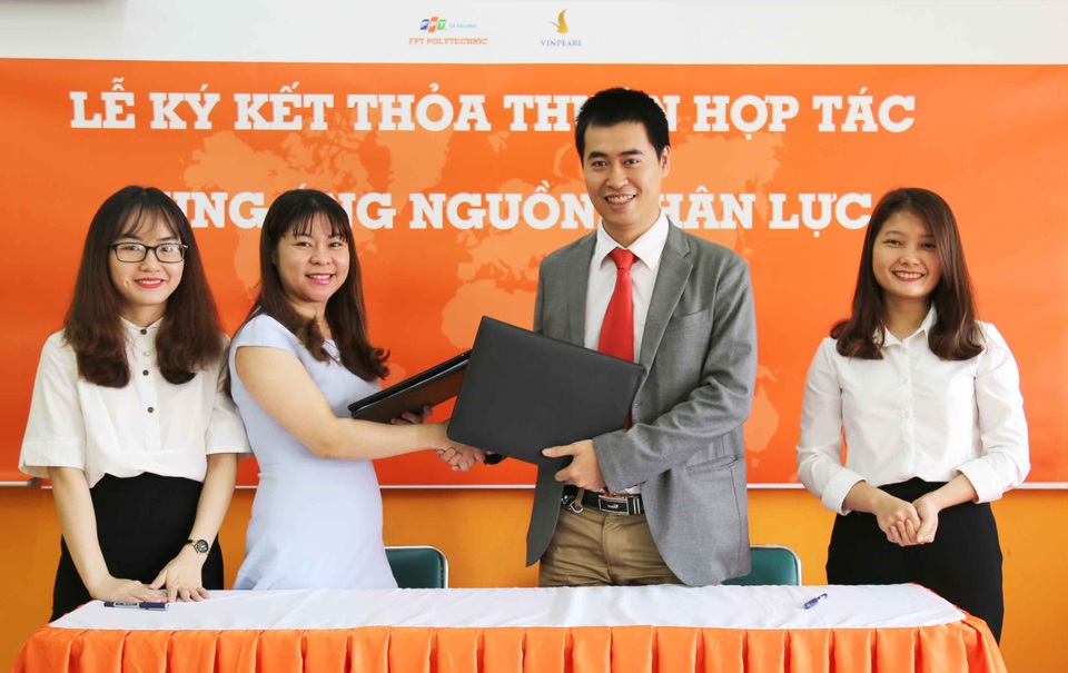 Nhà trường bắt tay với doanh nghiệp: Lời giải cho bài toán nhân sự ngành Du lịch, Khách sạn - 1 Cao đẳng thực hành FPT Polytechnic và Công ty cổ phần Vinpearl chính thức ký biên bản ghi nhớ, hợp tác cung cấp nguồn nhân lực.