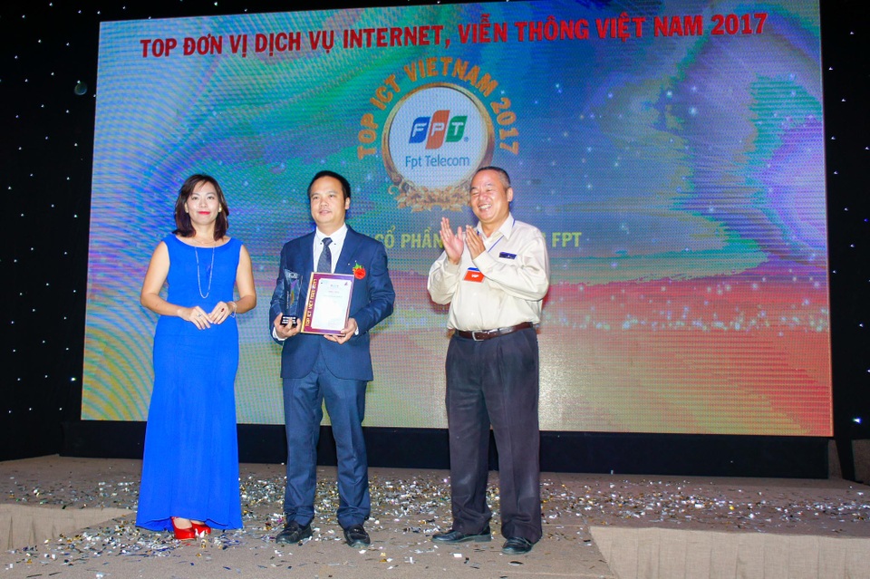 Internet 20 năm, những dấu mốc không thể nào quên - 3
Đại diện FPT Telecom nhận giải thưởng Top ICT Việt Nam 2017.