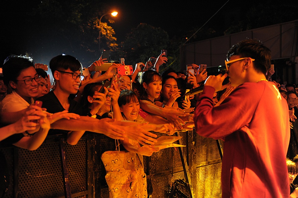 Soobin Hoàng Sơn liên tục hát 3 bản hit "đốn tim" ngàn bạn trẻ Hà Nội - 2 Soobin Hoàng Sơn liên tục hát 3 bản hit "đốn tim" ngàn bạn trẻ Hà Nội - 2