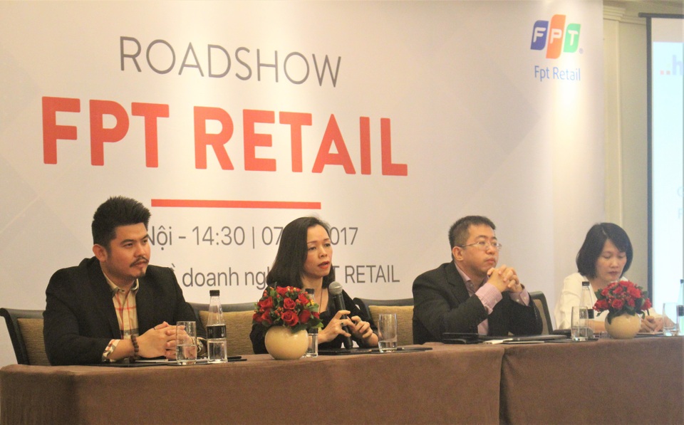 FPT Retail định bán cổ phần cho nhà đầu tư cá nhân trong tháng 12 này - 1
Bà Nguyễn Bạch Điệp - Tổng Giám đốc FPT Retail trả lời câu hỏi của các nhà đầu tư và báo chí chiều hôm nay (7/12) tại Hà Nội. (Ảnh: Hồng Vân)