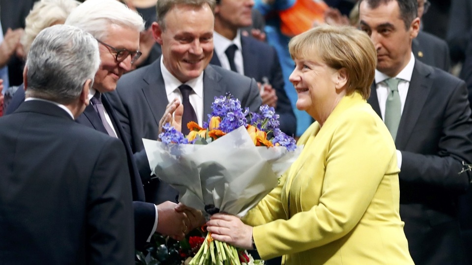 Chân dung Tổng thống Đức đắc cử có quan điểm chống Trump - 2
Thủ tướng Merkel chúc mừng ông Steinmeier đắc cử (Ảnh: Reuters)