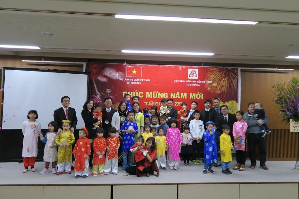 Người Việt ở Fukuoka vui đón Tết Đinh Dậu - 1
Các em nhỏ trong trang phục truyền thống chụp ảnh cùng gia đình tại buổi lễ (Ảnh: Tổng Lãnh sự quán Việt Nam tại Fukuoka)