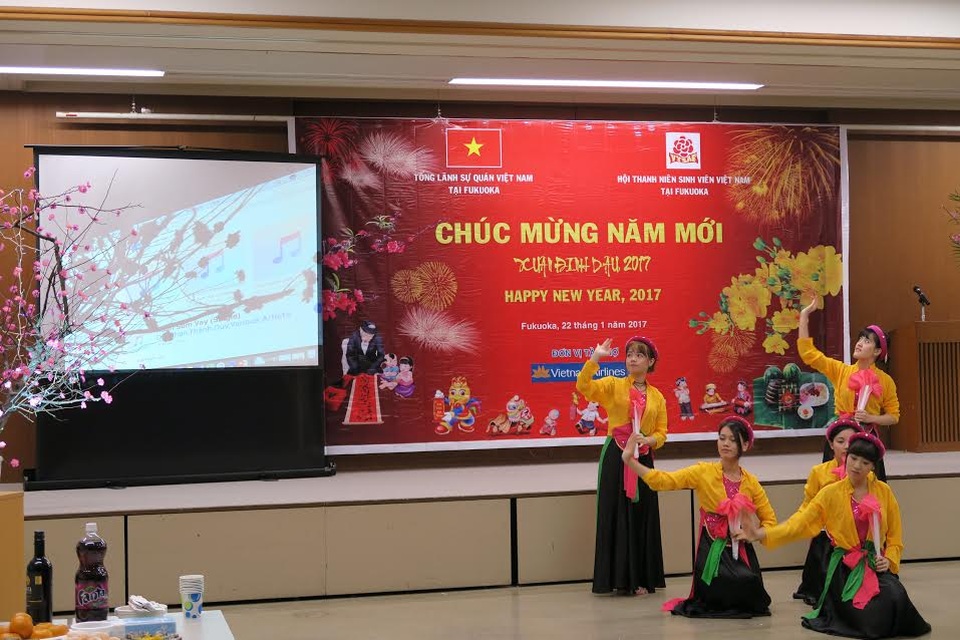 Người Việt ở Fukuoka vui đón Tết Đinh Dậu - 2
Các bạn trẻ biểu diễn trong chương trình (Ảnh: Tổng Lãnh sự quán Việt Nam tại Fukuoka)