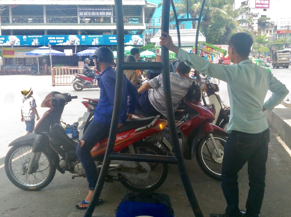 “Cuộc chiến” xe ôm: Cảnh “khốn cùng” không ngờ của xe ôm “vẫy” - 1
Tài xế xe ôm truyền thống ngóng khách trong bến xe miền Đông, nơi được xem là vùng đất dữ đối với cánh xe ôm công nghệ.