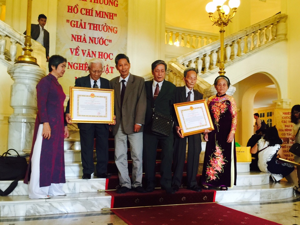 Trao tặng Giải thưởng Hồ Chí Minh về văn học, nghệ thuật - 6 Niềm vui của các tác giả được trao tặng giải thưởng.