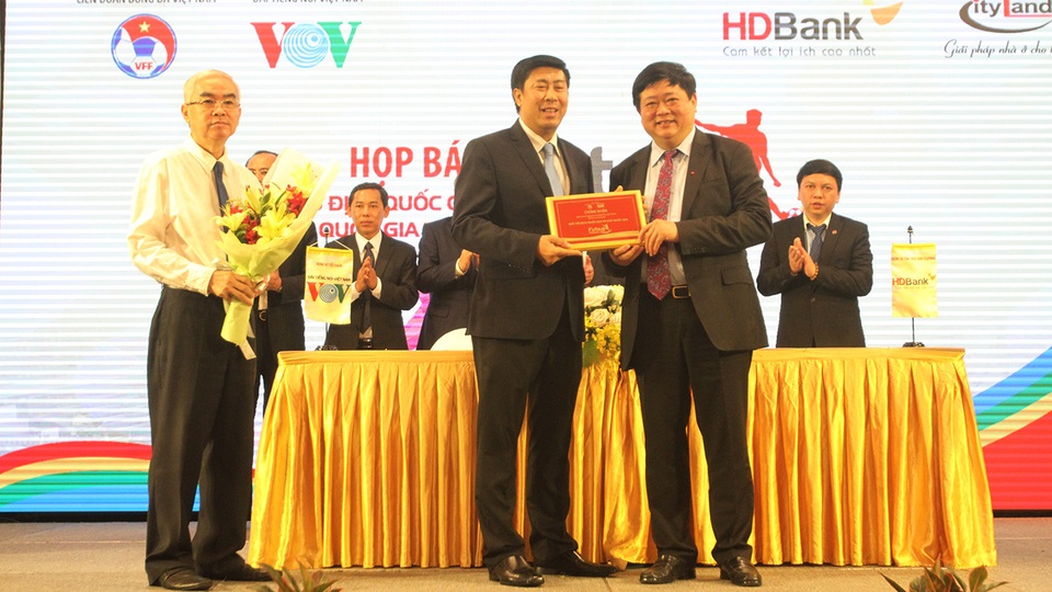 HDBank đồng hành cùng giải vô địch quốc gia và giải cúp quốc gia futsal 2017 - 3 Ông Lê Thành Trung - Phó TGĐ HDBank (giữa), nhận kỷ niệm chương từ đơn vị tổ chức và nhận hoa từ VFF