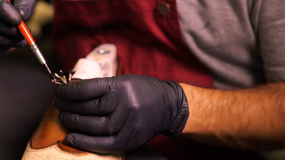 Barrett vẫn trung thành với phương pháp làm giày thủ công từ ngày thành lập, dù thị trường giày nam hiện nay do các hãng công nghiệp thống trị. Ngay cả các tên tuổi xa xỉ cũng công nghiệp hóa quy trình.