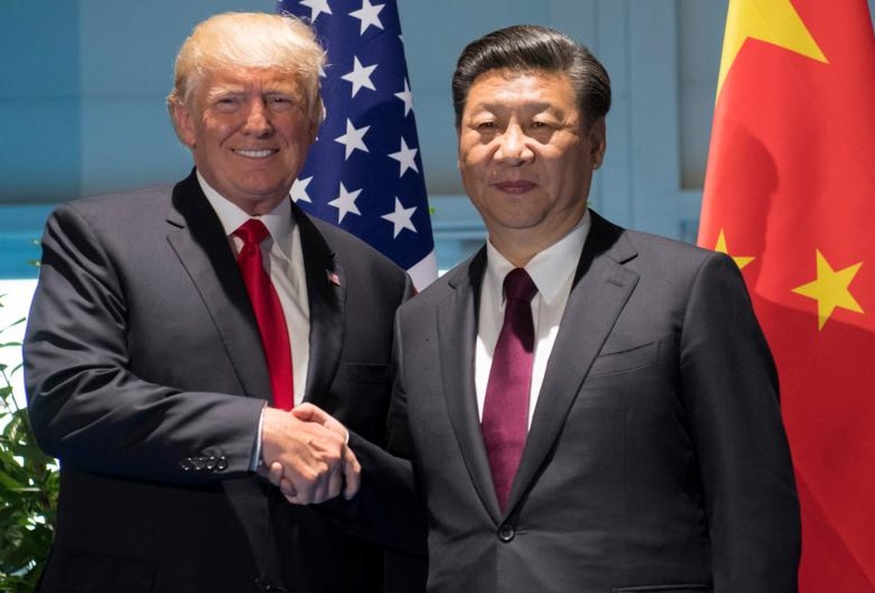 Những khoảnh khắc ấn tượng tại hội nghị thượng đỉnh G20 - 2 Tổng thống Mỹ Donald Trump (trái) bắt tay Chủ tịch Trung Quốc Tập Cận Bình trước khi bắt đầu cuộc hội đàm song phương trong khuôn khổ hội nghị thượng đỉnh của G20.