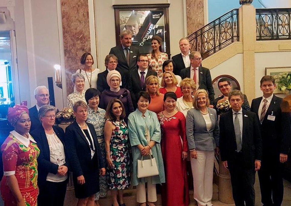 Những khoảnh khắc ấn tượng tại hội nghị thượng đỉnh G20 - 14 Phu nhân và phu quân của các nhà lãnh đạo thế giới chụp ảnh lưu niệm khi tham dự sự kiện bên lề thượng đỉnh G20.