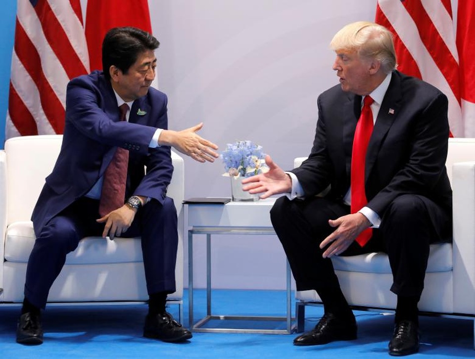 Những khoảnh khắc ấn tượng tại hội nghị thượng đỉnh G20 - 3 Tổng thống Donald Trump hội đàm song phương với Thủ tướng Nhật Bản Shinzo Abe (trái) tại Hamburg hôm 8/7.
