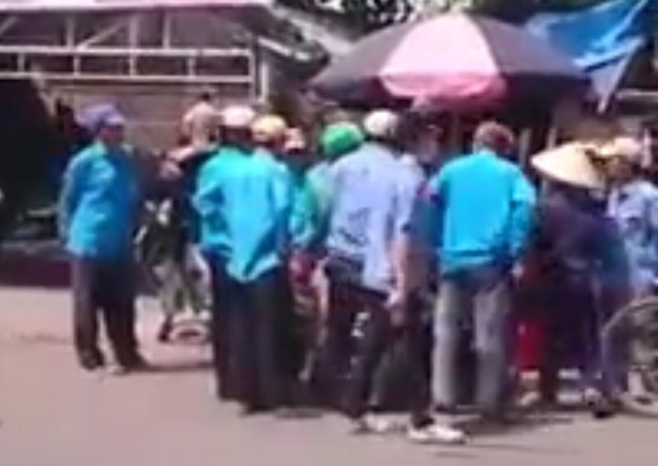 “Cuộc chiến” xe ôm: Suýt đổ máu vì xâm phạm lãnh địa Q "tóc dài" - 1 Một tài xế GrabBike bị xe ôm truyền thống quây tại trước cổng bến xe An Sương.