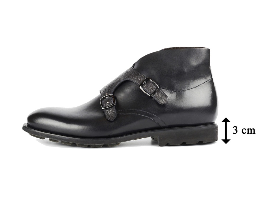 Sở hữu hơn 20 bí quyết xử lý da thủ công, mỗi đôi giày thể hiện sự tinh tế trong cách thức kết hợp chất liệu. Ảnh: mẫu bốt nam thủ công được làm từ da bê New Box cho độ mềm hảo hạng.