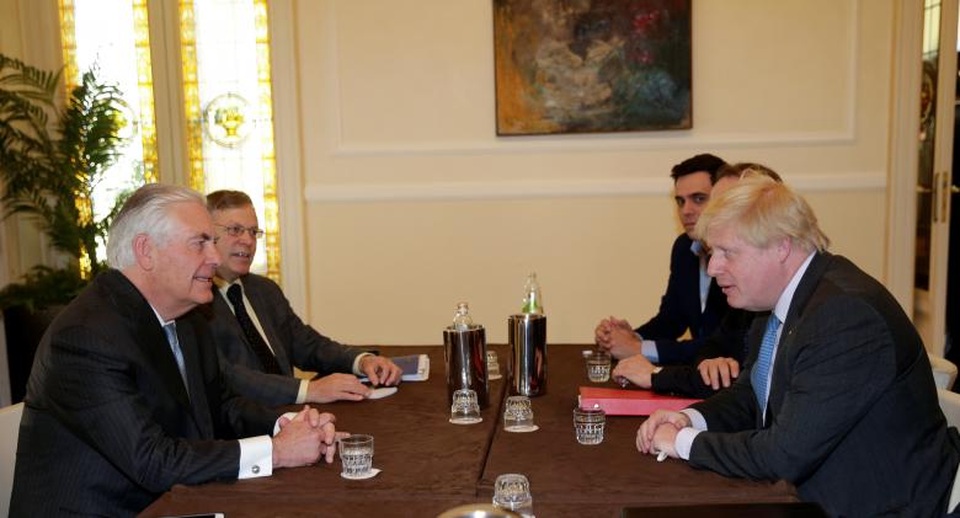 G7 xem xét lệnh trừng phạt mới nhằm vào Nga vì vấn đề Syria - 1 Ngoại trưởng Anh Boris Johnson (phải) và người đồng cấp Mỹ Rex Tillerson họp song phương trong khuôn khổ Hội nghị Ngoại trưởng G7 tại Italy hôm 10/4 (Ảnh: Reuters)