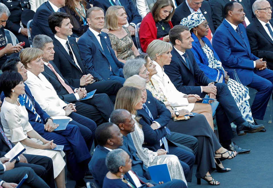 Những cái nắm tay tình tứ tại hội nghị thượng đỉnh G7 - 11 Các nhà lãnh đạo G7 cùng phu nhân và phu quân theo dõi tiết mục biểu diễn của dàn nhạc trên sân khấu.