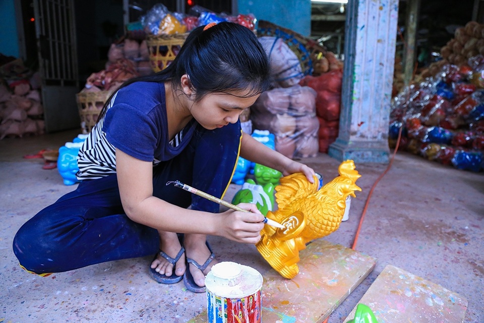 Làng gốm "độc tôn" ở miền Nam hối hả làm gà vàng phục vụ Tết - 14 Sau đó được tô sơn màu ở những khu vực như mắt, đầu, mào..