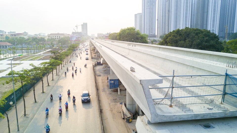 Hình ảnh mới nhất về tuyến metro Nhổn - ga Hà Nội - 1 Các thanh dầm được lắp đặt, có 21 loại dầm khác nhau, dài từ 11,7 đến 25 m, cao 1,8 m, bề rộng bản đáy 5,2 m, đỉnh dầm 5,5 m, nặng từ 70 - 150 tấn.