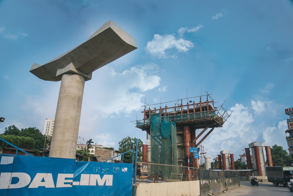 Hình ảnh mới nhất về tuyến metro Nhổn - ga Hà Nội - 3 Công trình có chiều dài khoảng 12,5 km chạy dọc quốc lộ 32 từ Nhổn qua các đoạn đường Hồ Tùng Mậu - Cầu Giấy - Kim Mã - Núi Trúc - Cát Linh - Trần Quý Cáp và kết thúc ở ga Hà Nội.