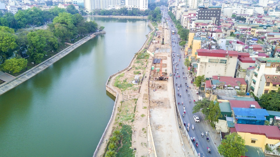 Hình ảnh mới nhất về tuyến metro Nhổn - ga Hà Nội - 6 Hàng cây cổ thụ bên hồ Thủ Lệ trên đường Kim Mã (quận Ba Đình) được TP Hà Nội đã được di chuyển để lấy không gian thi công tuyến metro này.