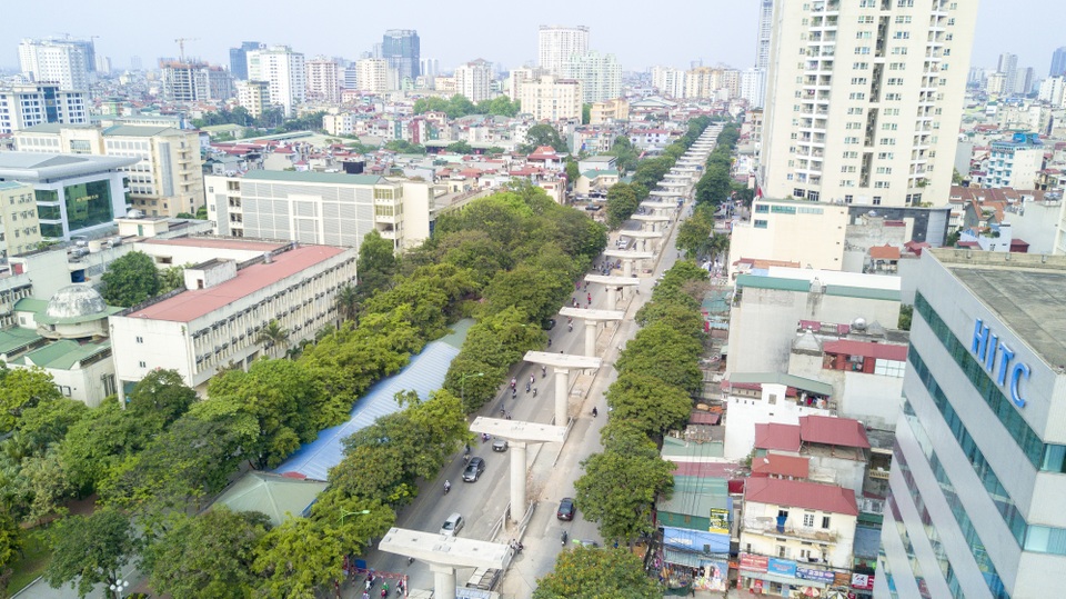 Hình ảnh mới nhất về tuyến metro Nhổn - ga Hà Nội - 8
Trước cổng Đại học Quốc Gia, tuyến metro mới chỉ hoàn thiện các cột trụ, chưa được lao dầm.